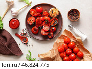Бумажная форма для выпечки и тарелка с шампурами с вкусными жареными помидорами на белом фоне. Стоковое фото, фотограф Pixel_shot / Фотобанк Лори