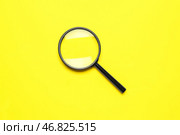 Черные увеличители на желтом фоне. Стоковое фото, фотограф Pixel_shot / Фотобанк Лори