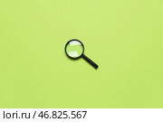 Черный мини-увеличитель на зеленом фоне. Стоковое фото, фотограф Pixel_shot / Фотобанк Лори