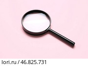 Черный увеличитель на розовом фоне. Стоковое фото, фотограф Pixel_shot / Фотобанк Лори