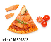 Ломтик вкусной морепродуктовой пиццы с лососем и свежими помидорами на белом фоне. Стоковое фото, фотограф Pixel_shot / Фотобанк Лори