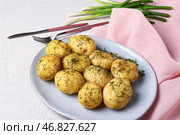Тарелка вареных маленьких картофелин с укропом и зеленым луком на белом фоне. Стоковое фото, фотограф Pixel_shot / Фотобанк Лори