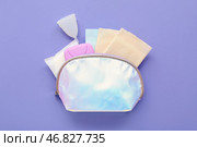 Косметичка для женщин с ящиком для хранения тампонов, месячного кубка и прокладок на фиолетовом фоне. Стоковое фото, фотограф Pixel_shot / Фотобанк Лори