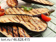 Сетка для остывания с вкусными жареными баклажанами и помидорами на деревянном фоне, крупным планом. Стоковое фото, фотограф Pixel_shot / Фотобанк Лори