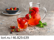 Стакан и кувшин со вкусовой водой с клубникой на сером фоне. Стоковое фото, фотограф Pixel_shot / Фотобанк Лори