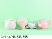 Стильный чайный сервиз на зеленом фоне. Стоковое фото, фотограф Pixel_shot / Фотобанк Лори