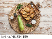 Доска с вкусными кабачковыми оладьями с сметаной на светлом деревянном фоне. Стоковое фото, фотограф Pixel_shot / Фотобанк Лори
