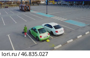 Woman Parking Car in Shopping Mall Parking Lot. aerial. Стоковое видео, видеограф Михаил Матвеев / Фотобанк Лори