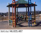 Дети играют на улице в историческом прибрежном районе старого города Астрахань - на Косе. Редакционное фото, фотограф Павел Просянов / Фотобанк Лори