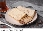 Тарелка с кусочками вкусного мраморного халвы на грунтовом фоне. Стоковое фото, фотограф Pixel_shot / Фотобанк Лори