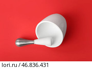 Маточник и пестик на красном фоне. Стоковое фото, фотограф Pixel_shot / Фотобанк Лори