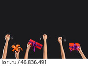 Женщины с подарками к Хэллоуину и котлами на темном фоне. Стоковое фото, фотограф Pixel_shot / Фотобанк Лори