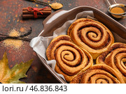 Форма для запекания вкусных корицы на коричневом фоне. Стоковое фото, фотограф Pixel_shot / Фотобанк Лори