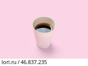 Стаканчик для кофе на вынос на розовом фоне, близкий план. Стоковое фото, фотограф Pixel_shot / Фотобанк Лори