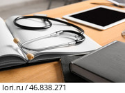 Стереоскоп с блокнотом на деревянном медицинском столе, крупным планом. Стоковое фото, фотограф Pixel_shot / Фотобанк Лори