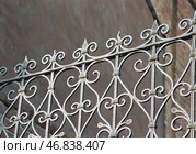 Уличная ограда старинного дома, на бывшей Тевяшевской ( ул. Максаковой, 13 ) в Астрахани. Эта ограда, вместе с близлежащими домами  были снесены несколько лет назад. Стоковое фото, фотограф Павел Просянов / Фотобанк Лори