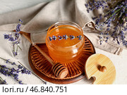 Деревянная доска с банкой сладкого лавандового меда, медовой палочкой и цветами на белом столе. Стоковое фото, фотограф Pixel_shot / Фотобанк Лори