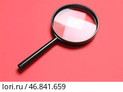 Черный увеличительное стекло на красном фоне. Стоковое фото, фотограф Pixel_shot / Фотобанк Лори