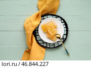 Тарелки с сладкими медовыми сотами на зеленом деревянном фоне. Стоковое фото, фотограф Pixel_shot / Фотобанк Лори