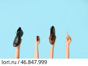 Женские руки с модными туфлями, шило и ниткой для шитья на синем фоне. Концепция починки обуви. Стоковое фото, фотограф Pixel_shot / Фотобанк Лори