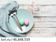 Прекрасное праздничное сервировочное полотенце для Пасхи с яйцами и веткой на светлом деревянном фоне. Стоковое фото, фотограф Pixel_shot / Фотобанк Лори
