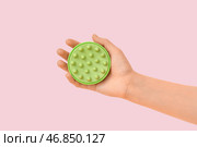 Женская рука с массажной щеткой для головы из силикона на розовом фоне. Стоковое фото, фотограф Pixel_shot / Фотобанк Лори