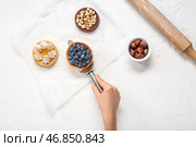 Женщина-кондитер с вкусными тортами на белом фоне. Стоковое фото, фотограф Pixel_shot / Фотобанк Лори