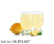 Стаканы с вкусным лимончелло на белом фоне. Стоковое фото, фотограф Pixel_shot / Фотобанк Лори