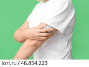Женщина с глюкозным датчиком для измерения уровня сахара в крови и аппликатором на зеленом фоне, крупным планом. Концепция диабета. Стоковое фото, фотограф Pixel_shot / Фотобанк Лори