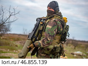 Штурмовик СВО на боевой позициии (2024 год). Редакционное фото, фотограф Sergey Rusanov / Фотобанк Лори