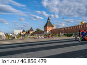 Tula, Russia, 24 July 2024. Proletarskaya embankment of the river Upa. Kremlin wall and Kazan embankment and park in the historical part of Tula near the Kremlin. Редакционное фото, фотограф Оксана Медведева / Фотобанк Лори