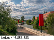 Tula, Russia, 24 July 2024. Proletarskaya embankment of the river Upa. Kremlin wall and Kazan embankment and park in the historical part of Tula near the Kremlin. Редакционное фото, фотограф Оксана Медведева / Фотобанк Лори