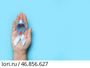 Женщина с лентой поддержки и бумажной каплей крови на синем фоне. Концепция диабета. Стоковое фото, фотограф Pixel_shot / Фотобанк Лори