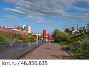 Tula, Russia, 24 July 2024. Proletarskaya embankment of the river Upa. Kremlin wall and Kazan embankment and park in the historical part of Tula near the Kremlin. Редакционное фото, фотограф Оксана Медведева / Фотобанк Лори