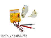 Желтый стрелочный мультиметр на белом фоне. Yellow arrow multimeter on a white background. Стоковое фото, фотограф Татьяна Д / Фотобанк Лори