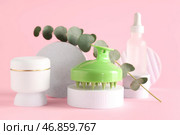 Декоративные пульты с массажером для кожи головы и косметическими продуктами на розовом фоне. Стоковое фото, фотограф Pixel_shot / Фотобанк Лори