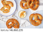 Вкусные крендельки и сгущенное молоко на светлом фоне. Стоковое фото, фотограф Pixel_shot / Фотобанк Лори