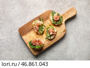 Вкусные брускетты из хамона со шпинатом и рукколой на гранж-фоне. Стоковое фото, фотограф Pixel_shot / Фотобанк Лори