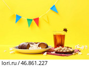 Традиционная еда для Festa Junina (июньский фестиваль) на желтом фоне. Стоковое фото, фотограф Pixel_shot / Фотобанк Лори