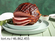 Тарелки с вкусной копченой ветчиной на столе. Стоковое фото, фотограф Pixel_shot / Фотобанк Лори