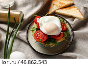 Тарелка с вкусным яйцом Бенедикт на столе. Стоковое фото, фотограф Pixel_shot / Фотобанк Лори