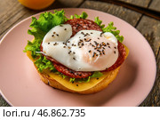 Тарелка с вкусным яйцом Бенедикт на деревянном фоне, крупным планом. Стоковое фото, фотограф Pixel_shot / Фотобанк Лори