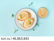 Вкусные канапе с икрой мойвы и микрозеленью на голубом фоне. Стоковое фото, фотограф Pixel_shot / Фотобанк Лори