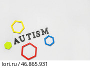 Word AUTISM с бэби-блоками на сером фоне. Стоковое фото, фотограф Pixel_shot / Фотобанк Лори