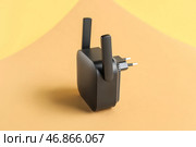 Черный повторитель Wi-Fi на бежевом фоне. Стоковое фото, фотограф Pixel_shot / Фотобанк Лори