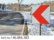 Знак поворота налево в зимний день, крупным планом. Стоковое фото, фотограф Pixel_shot / Фотобанк Лори