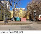 Пятиэтажный одноподъездный жилой дом с башенкой, построен в 1952 году. Средняя Первомайская улица, 21. Район Восточное Измайлово. Москва. Редакционное фото, фотограф lana1501 / Фотобанк Лори