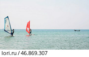 Windsurfer rides among the huge tubes and waves of the Indian Ocean on the island of Mauritius. Стоковое фото, фотограф David Kashakhi / Фотобанк Лори