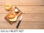 Доска вкусных рогаликов с кунжутом и сливочным сыром на деревянном фоне. Стоковое фото, фотограф Pixel_shot / Фотобанк Лори