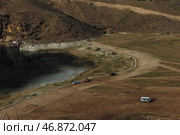 Озеро Гижгит. Вид сверху на берег озера с туристами. Стоковое фото, фотограф Калагина Светлана / Фотобанк Лори